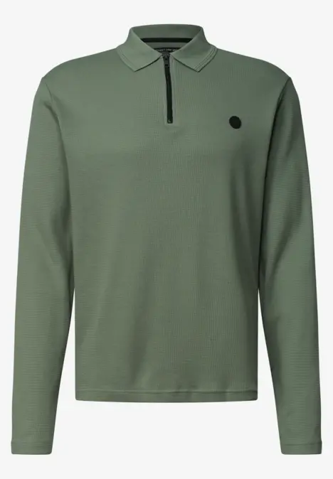 Polo à manches longues vert olive avec zip au col et petit logo discret sur la poitrine.