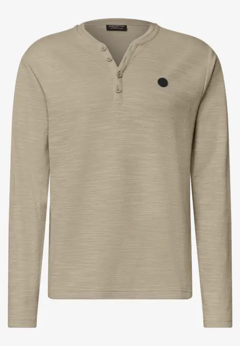 Beiges langärmliges Henley-Shirt mit Knopfleiste am Kragen und kleinem Logo-Patch auf der Brust.