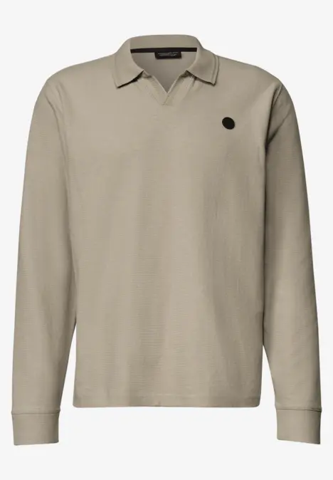 Beiger Langarm-Polo mit V-Ausschnitt und kleinem Rundlogo auf der Brust.