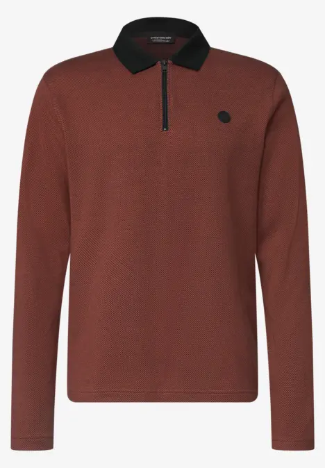 Braunes Langarm-Poloshirt mit schwarzem Kragen und kurzem Reißverschluss.