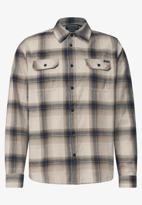 Chemise en flanelle beige et bleu-gris à carreaux, manches longues, boutons et deux poches poitrine.