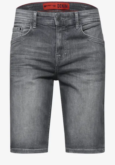 Graue Jeansshorts mit klassischem Schnitt und Taschen.