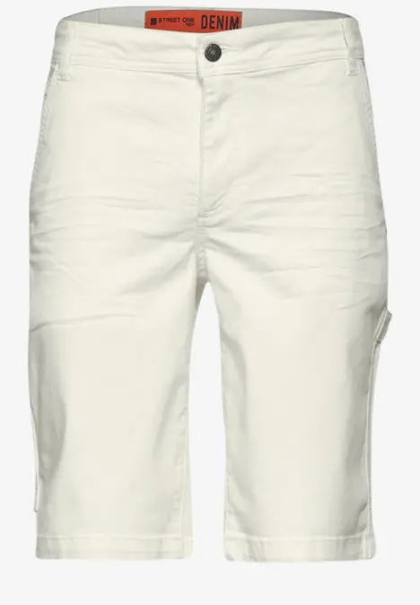 Weiße Bermuda-Shorts aus Jeansstoff mit Knopfverschluss.
