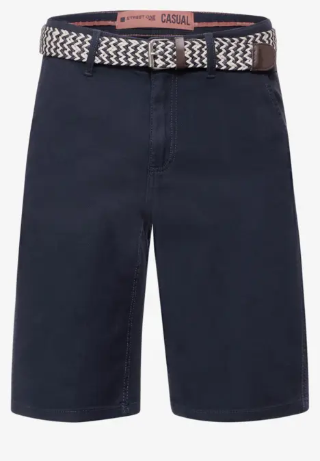 Dunkelblaue Shorts mit gemustertem Gürtel.