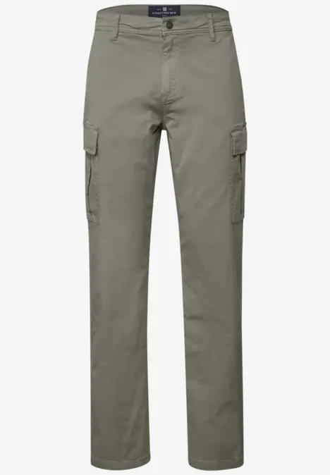 Pantalon cargo gris avec poches latérales.