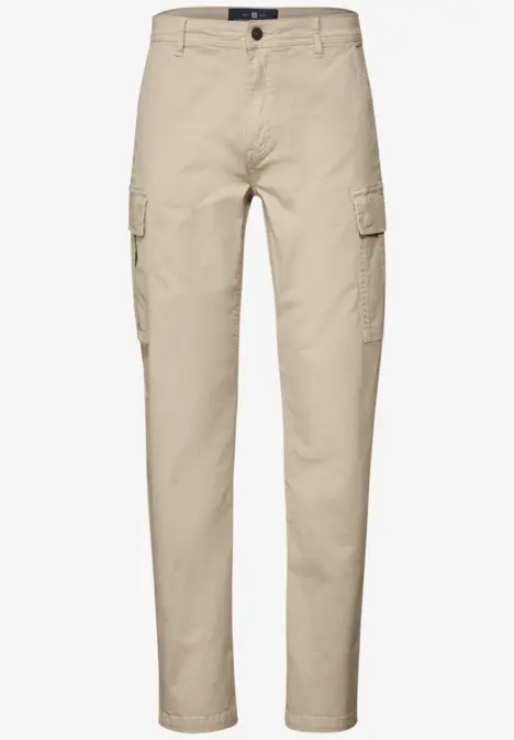 Pantalon cargo beige avec poches latérales.