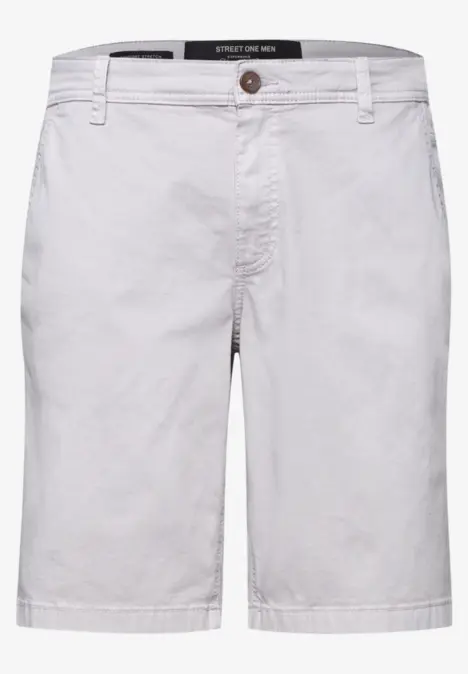 Weiße Baumwollshorts mit Knopf am Bund, schlicht und bequem.