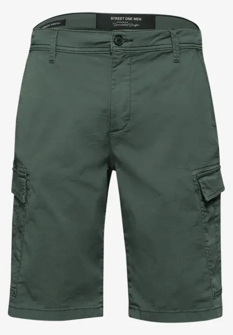 Donkergroene cargoshorts voor heren met klepzakken en gordellussen aan de zijkant.