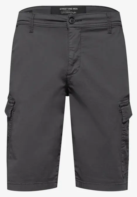 Zwarte cargo korte broek tot op de knie met steek- en klepzakken en knoopsluiting