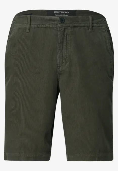 Olivgrüne Chino-Shorts mit geradem Schnitt und seitlichen Taschen.