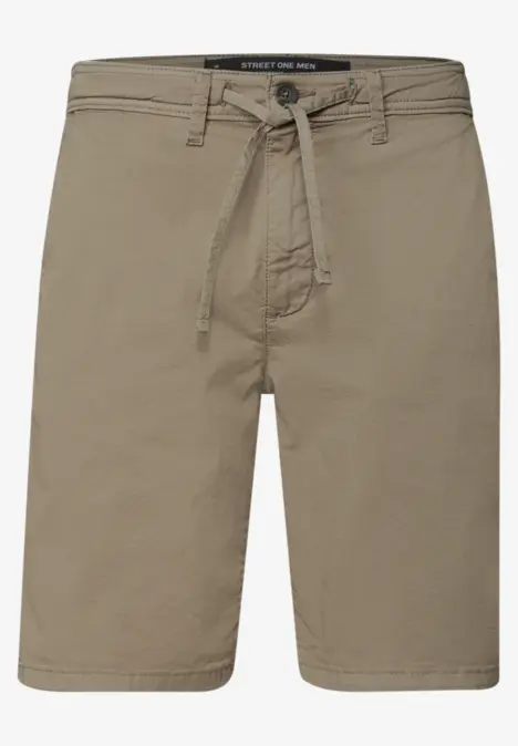 Khakifarbene, knielange Bermudashorts mit Tunnelzugbund und seitlichen Eingrifftaschen.