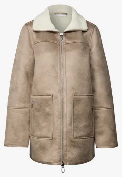 Beige Felljacke mit Reißverschluss und zwei großen Taschen vorne.