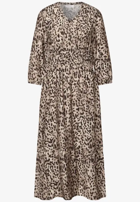Langes Kleid mit Leopardenmuster, V-Ausschnitt und langen Ärmeln.