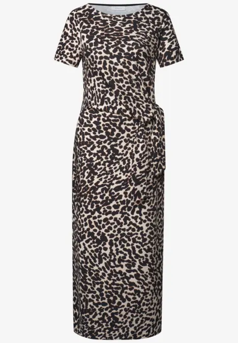 Robe mi-longue à manches courtes, imprimé léopard et poches latérales.