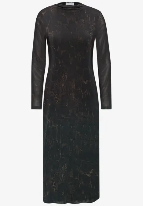 Ein schwarzes, knielanges Kleid mit langen Ärmeln und dezentem rostfarbenem Muster.