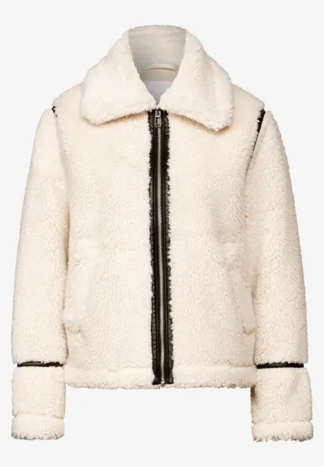 Weiße Teddyjacke mit Reißverschluss und Kragen.