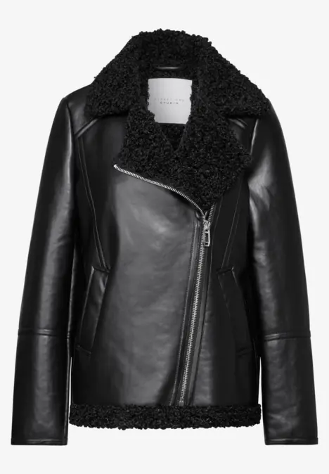 Schwarze Lederjacke mit großem Kragen und asymmetrischem Reißverschluss.