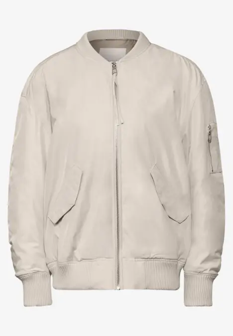 Beige Bomberjacke mit Reißverschluss und Taschen.