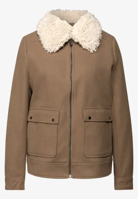 Braune Jacke mit weißem, flauschigem Kragen und zwei Vordertaschen.