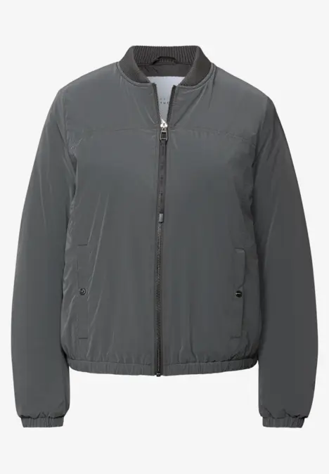 Graue Bomberjacke mit Reißverschluss und seitlichen Taschen.