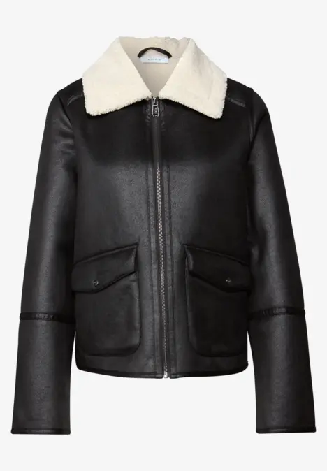 Schwarze Jacke mit weißen Fellkragen und zwei Fronttaschen.