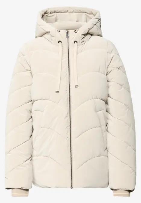 Helle Steppjacke mit Kapuze und Reißverschluss.