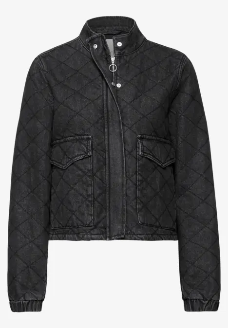 Schwarze, gesteppte Jacke mit Stehkragen und aufgesetzten Taschen.