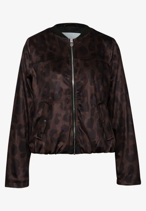 Braune Bomberjacke mit schwarzem Animalprint und Reißverschluss.