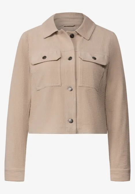 Beige kurze Jacke im Hemdfstil mit Brusttaschen und Metallknöpfen.