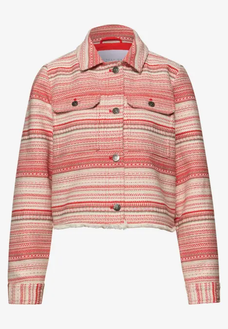 Kurz geschnittene Damenjacke aus Strick mit Kragen, Knöpfen und buntem Streifenmuster.
