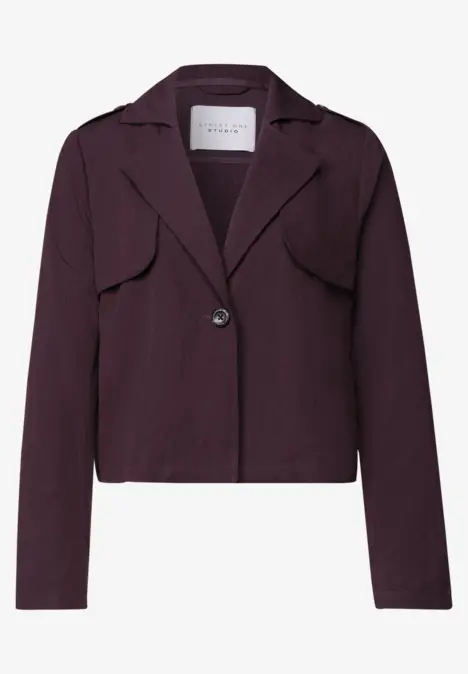 Kurze lila Jacke mit Hemdkragen, Knopfverschluss und aufgesetzten Taschen.