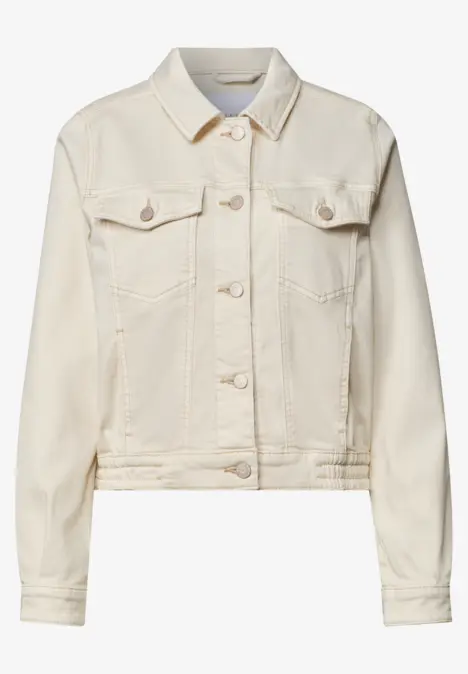 Veste en jean crème à boutons, deux poches poitrine et col classique.