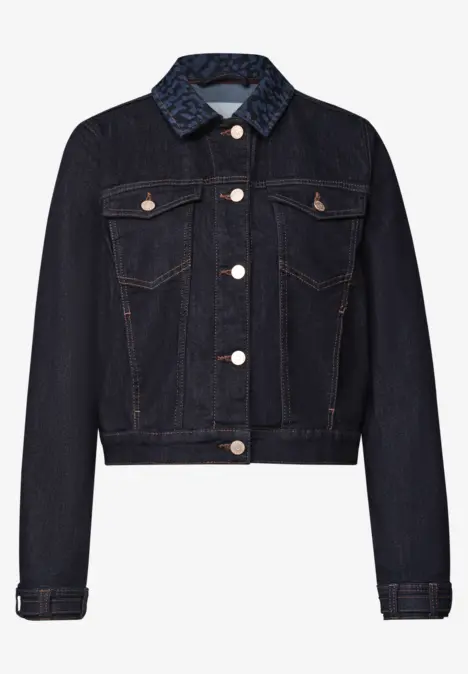 Veste en jean bleu foncé à boutons métalliques et col à motif.