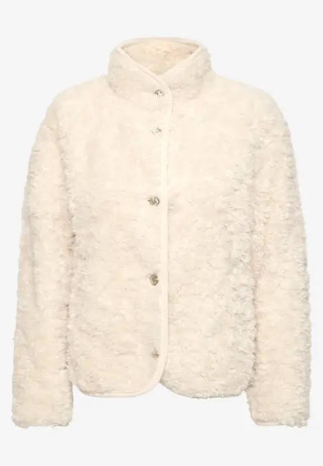 Kurze cremefarbene Teddy-Fleece-Jacke mit Stehkragen und Knopfleiste.