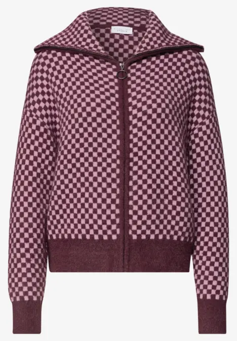 Strickjacke mit Kapuze und Reißverschluss, kariertes Muster in Bordeaux und Rosa.