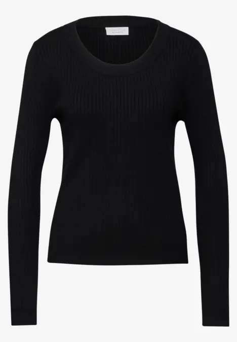 Schwarzer, langärmliger Strickpullover mit Rundhalsausschnitt.