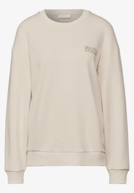 Beiger Sweatshirt mit Rundhalsausschnitt und kleinem Aufdruck links oben.