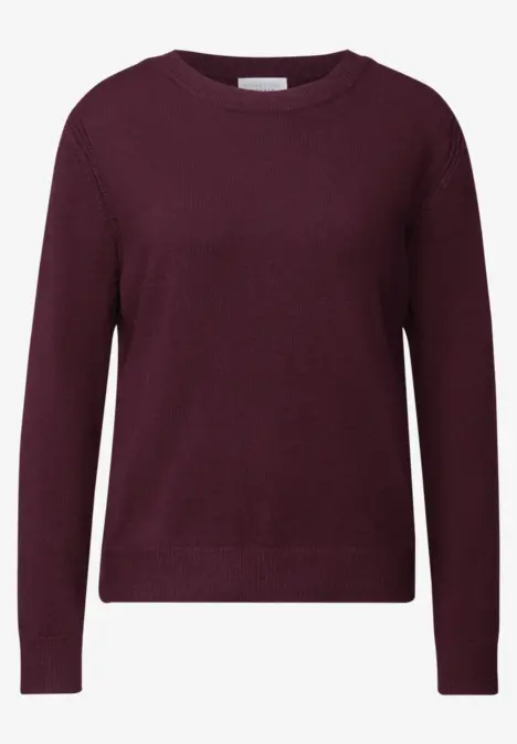 Einfacher, weinroter Pullover mit Rundhalsausschnitt.