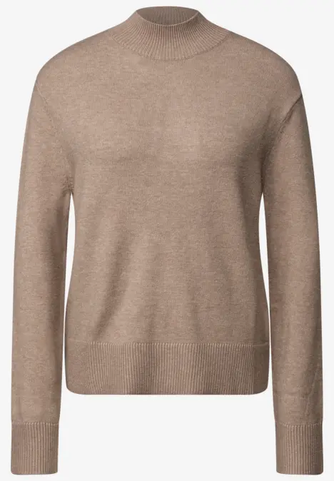 Beiger, schlichter Strickpullover mit Stehkragen und langen Ärmeln.