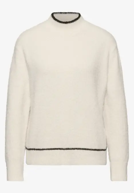 Weißer Pullover mit schwarzen Akzenten am Kragen und Saum.