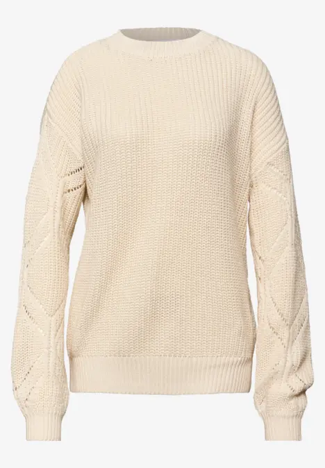 Beiger, grob gestrickter Pullover mit Zopfmuster auf den Ärmeln und Rundhalsausschnitt.