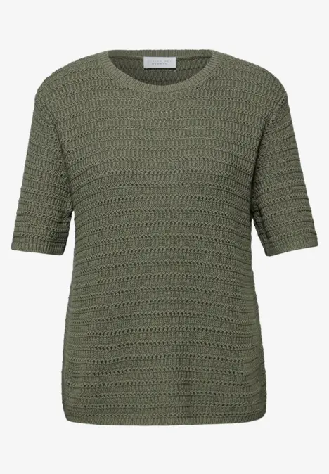 Olivgrüner, kurzärmeliger Strickpullover mit Rundhalsausschnitt.