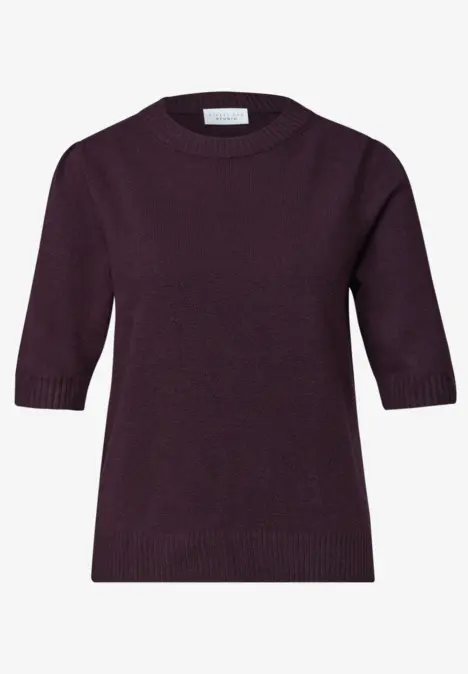 Pull en maille violet à manches mi-longues et col rond simple.