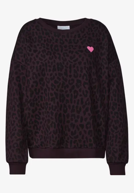 Pull violet foncé à motif léopard avec petit cœur rose devant.