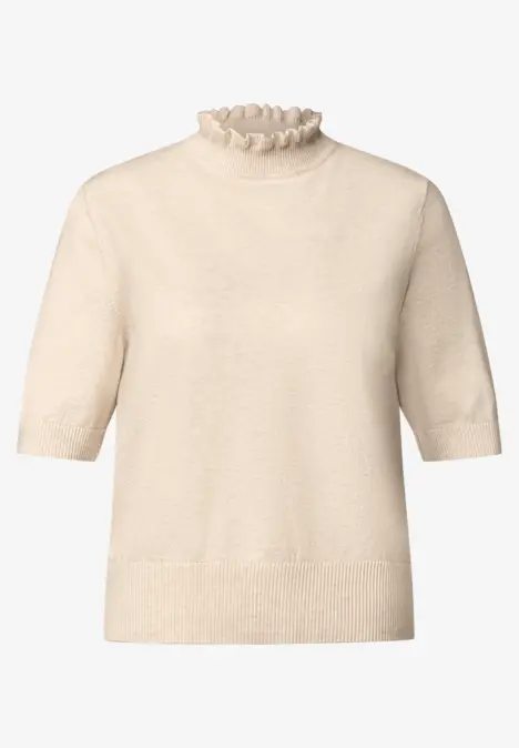 Pull à manches courtes beige clair avec col volanté et coupe légèrement cintrée.