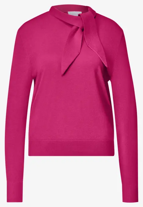 Fuchsiafarbener Damenpullover mit langen Ärmeln und seitlich gebundener Schleife am Stehkragen.