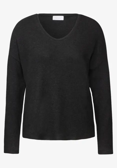 Schwarzer Pullover mit V-Ausschnitt und langen Ärmeln.