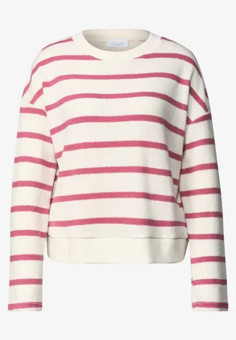 Ein weißer Pullover mit pinken Querstreifen und langen Ärmeln.