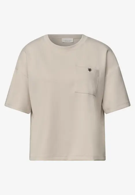 Beiges T-Shirt mit kurzen Ärmeln und kleiner Brusttasche mit schwarzer Bienenstickerei.