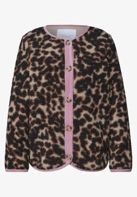 Lekki cardigan w panterkowy wzór, z różowymi wykończeniami i złotymi guzikami.